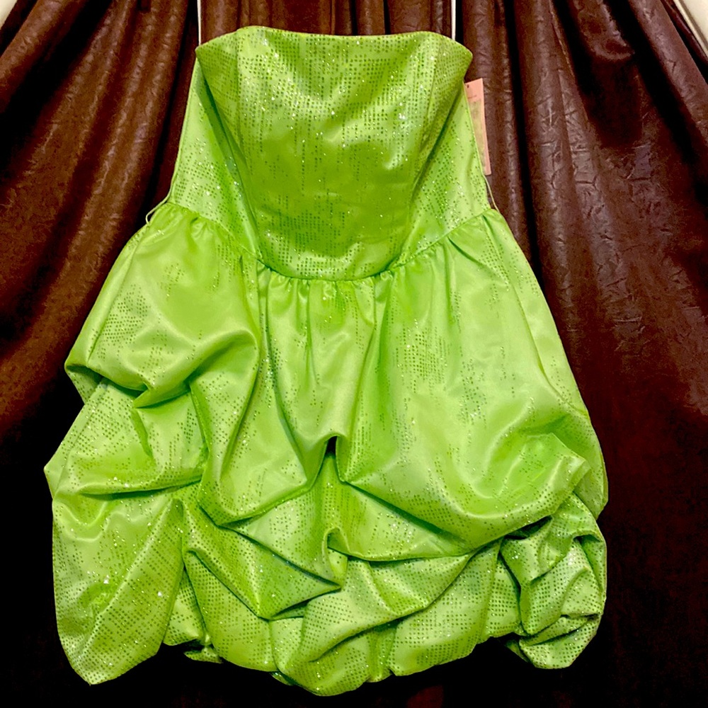 This line green short formal is strapless sized xl.
